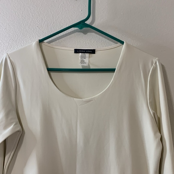 Linda Leal Cream Round Neck Double Stitched Top Size M Used - Picture 3 of 7